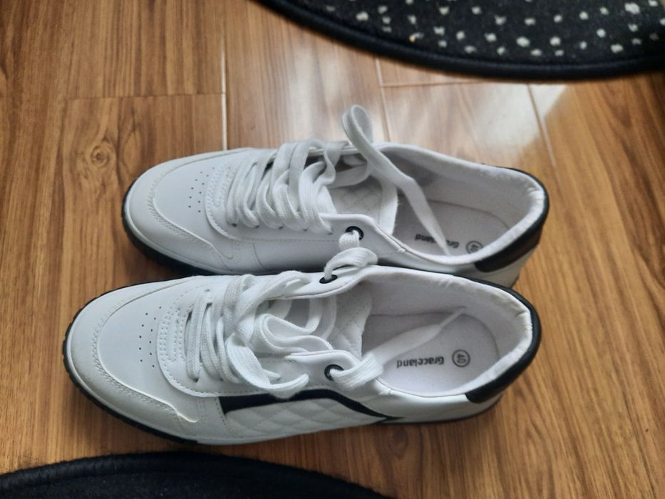 Vand adidasi noi, alb cu negru, nepurtati, de dama