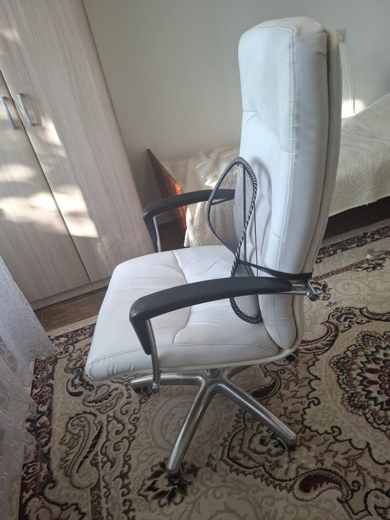 Продаётся кожаное офисное кресло