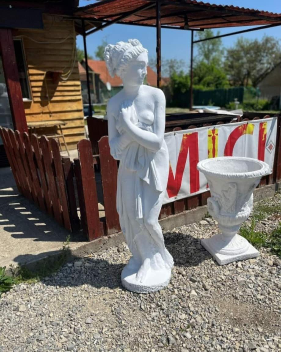 Vând statuete și ghivece ornamentale