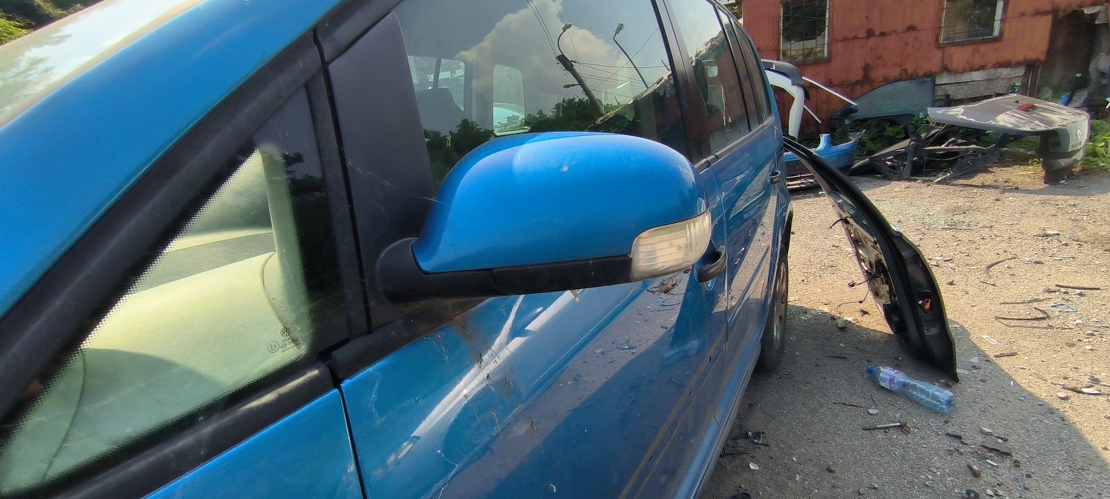 Продавам едрогабаритни части за vw Touran 2005г