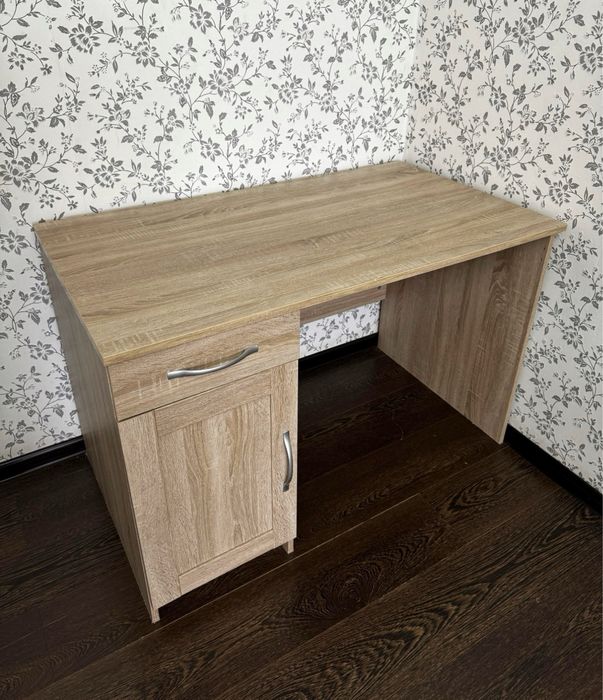 Стол письменный в хорошем состоянии