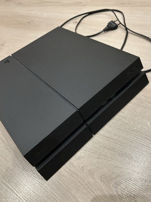 Продавам PlayStation 4
