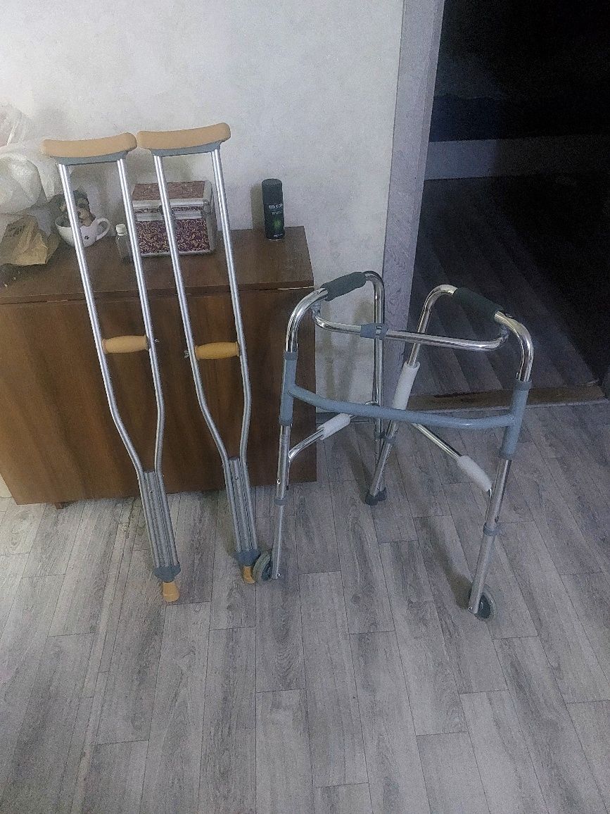 Продам костыли и ходунки