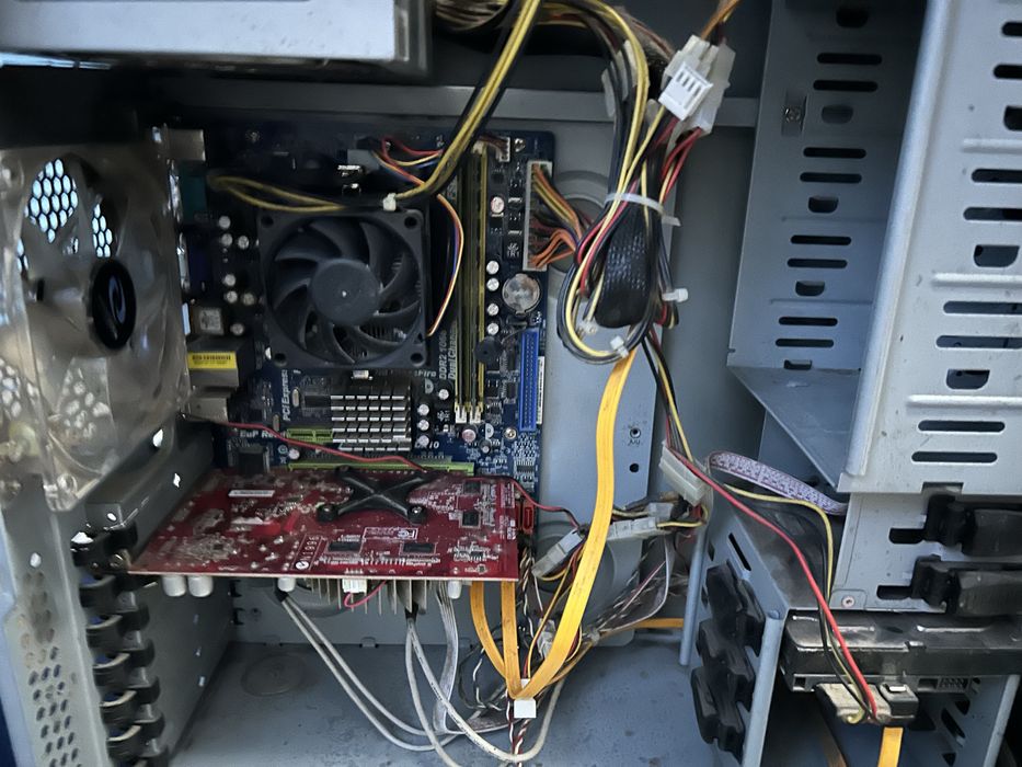 Vand pc  mai multe detali in pv toate revizile facute