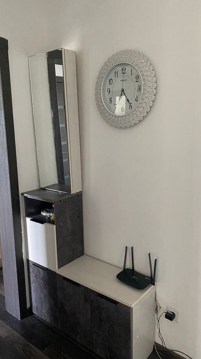 Продам тумбу прихожую, с зеркалом, целая