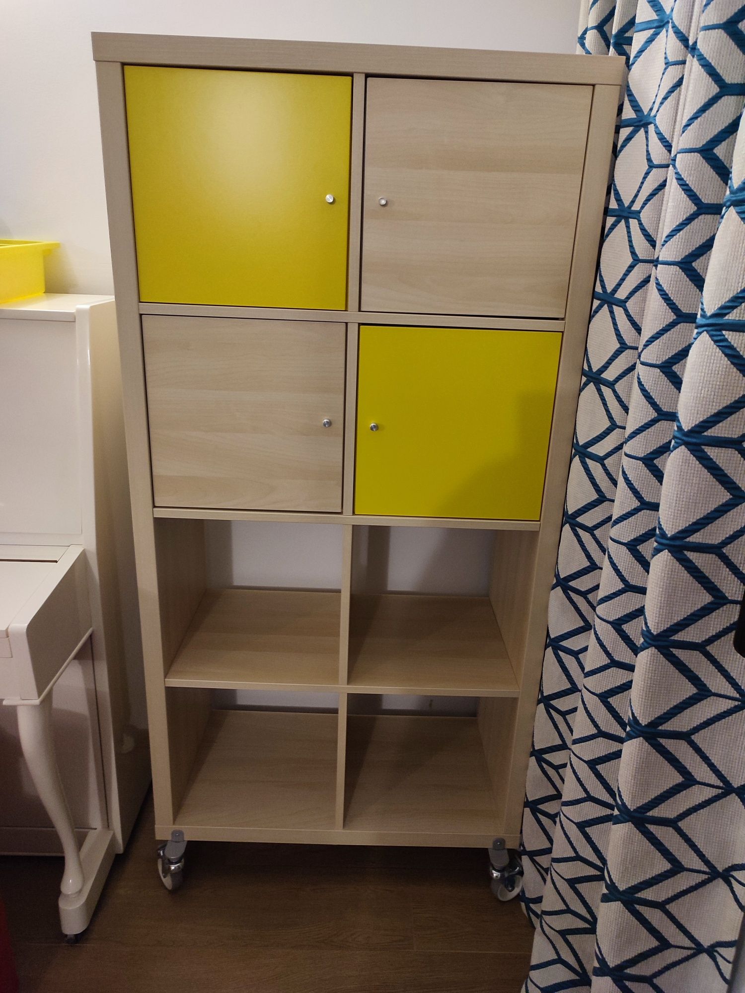 Corp Ikea Kallax 147x77 cu 4 accesorii cu usi