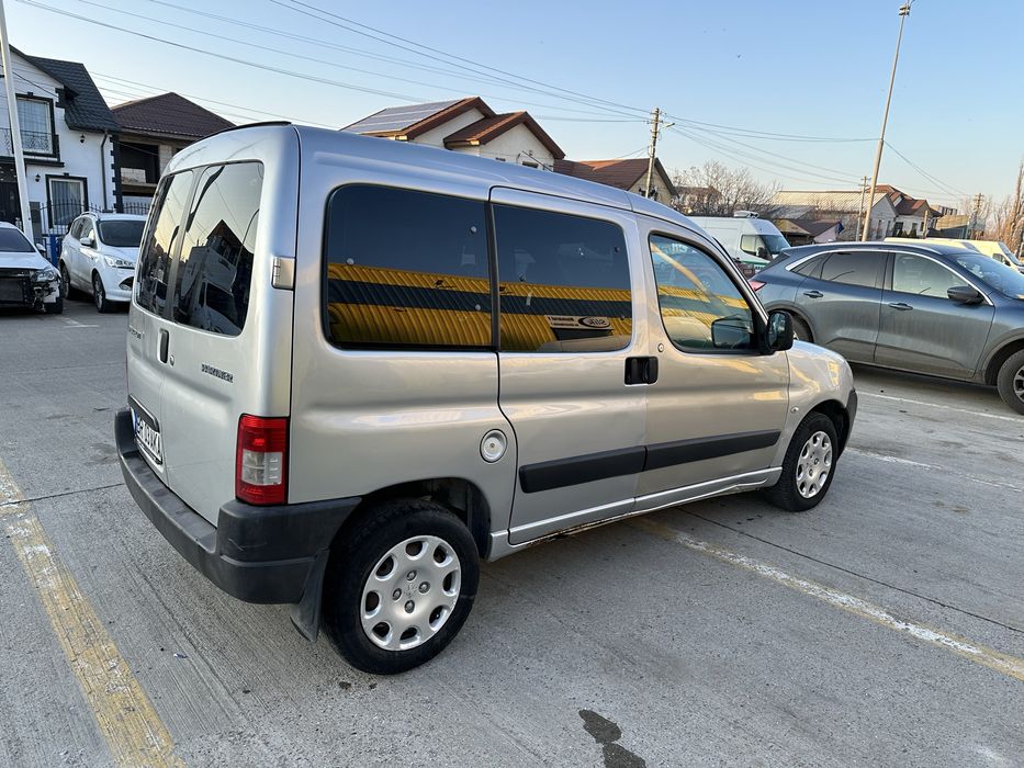 Peugeot Partner 1.6 HDI. Masina are mici probleme conform descrierii.