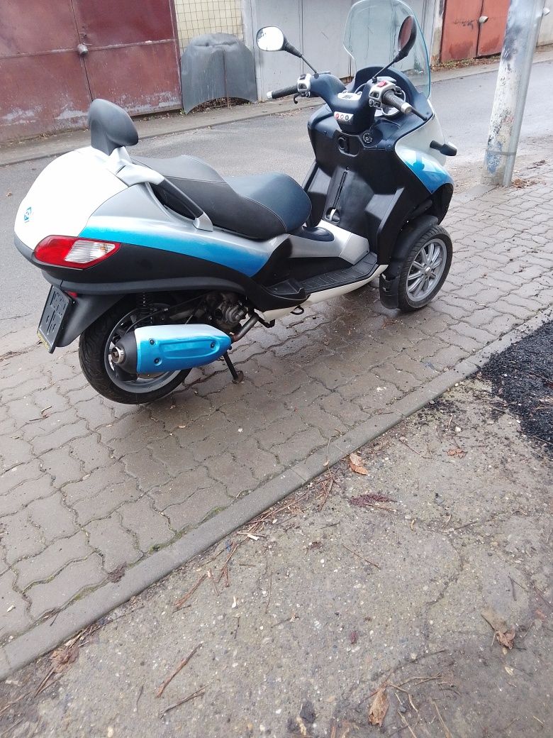 Scuter Piaggio MP3 cu 3 roți an 2010