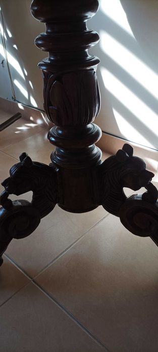 Masa ovală de colectie