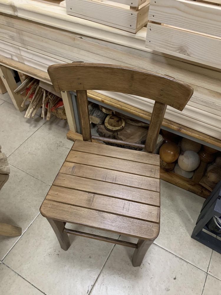 Дървено столче