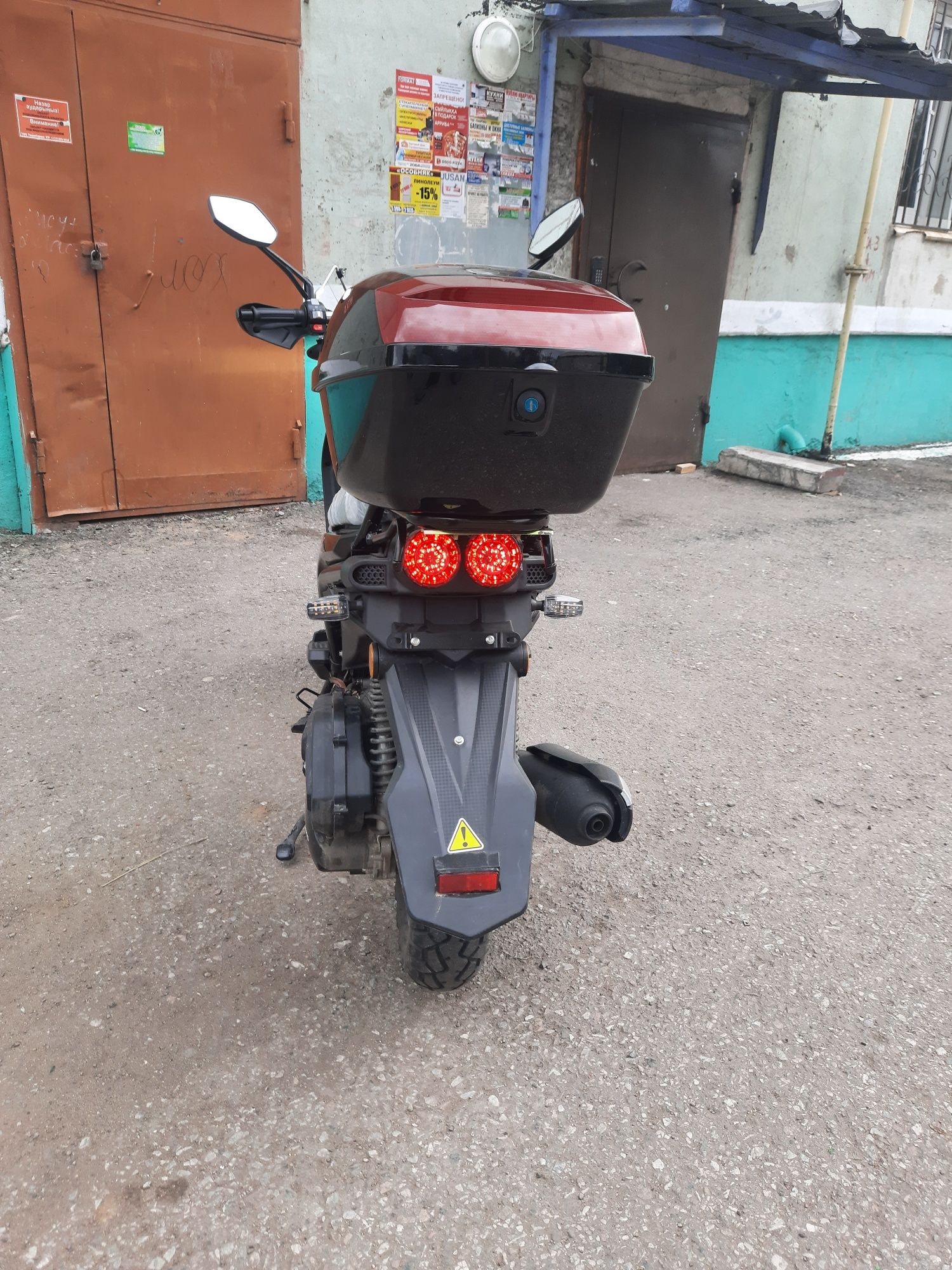 Продам СРОЧНО новый скутер в падарок шлем