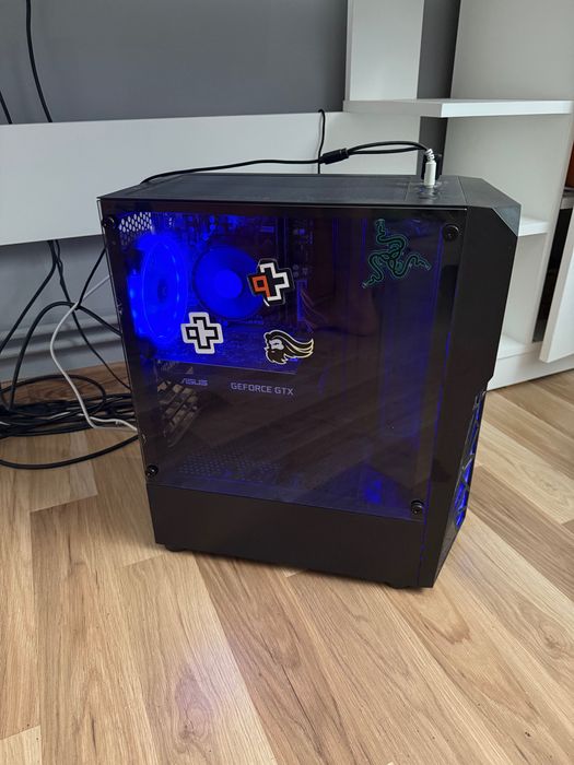 Set gaming ( are tot , fără mousepad și căști)