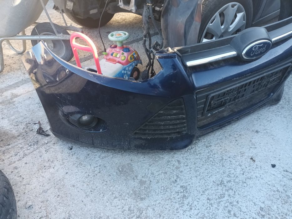 Bara fata ford focus mk3  cu grile si proiectoare ca in poza se vinde