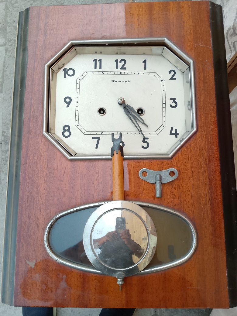 Соат 1975 йил ишлейди