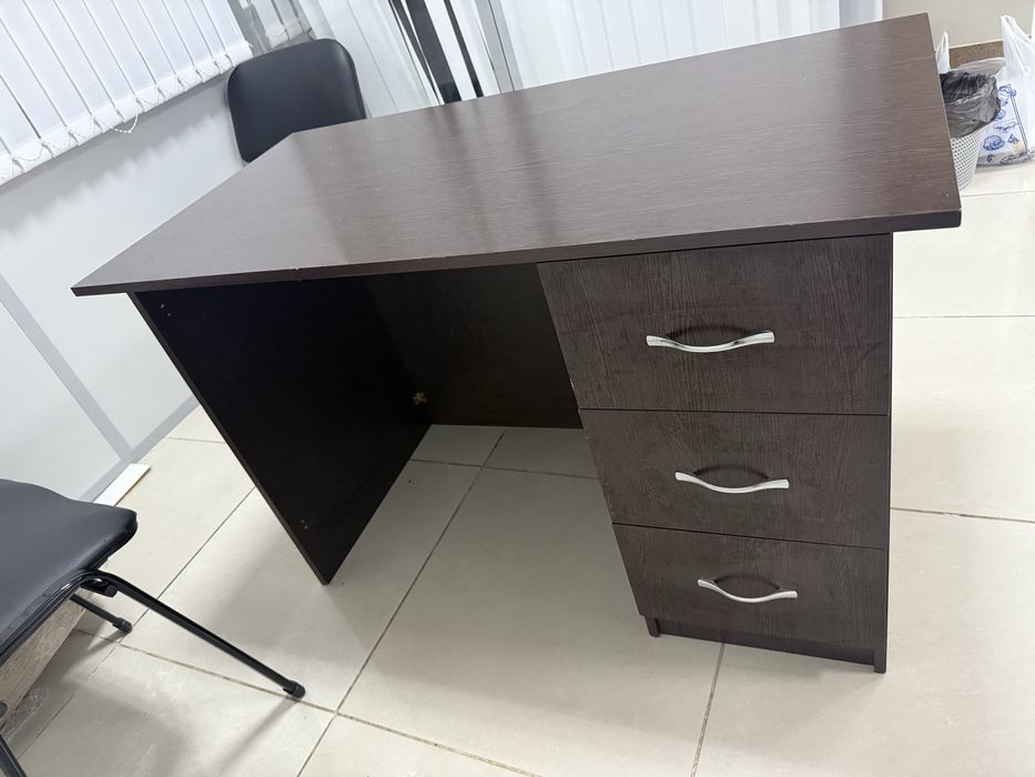 Офисный стол в идеальном состоянии