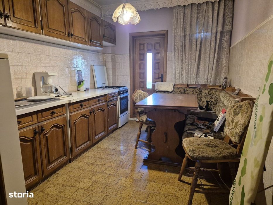 Apartament cu 3 camere, localizat în zona de jos a oraşului.