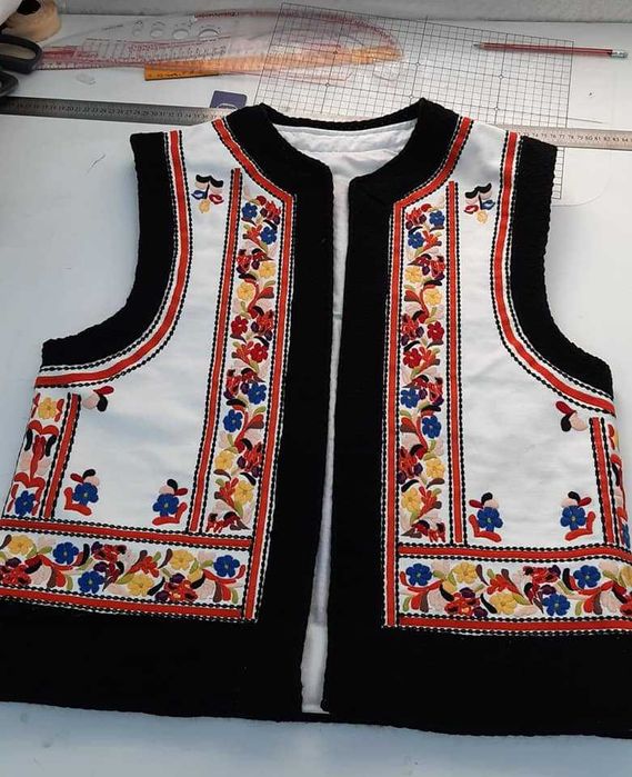 Costume populare tradiționale și accesorii