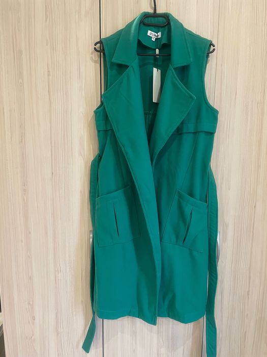 Прекрасен чисто нов зелен елек с коланче и странични цепки