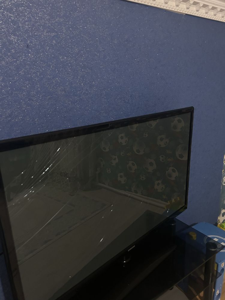 Телевизор Samsung с разбитым экраном