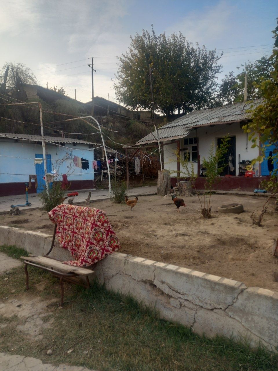 Hovli uy sotiladi