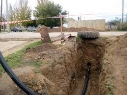 Асфальт йўлни тешиб канализация, водопровод, кабель.