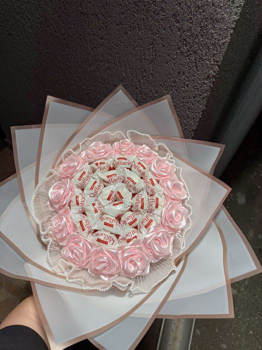 Buchet Raffaelo cu trandafiri din satin