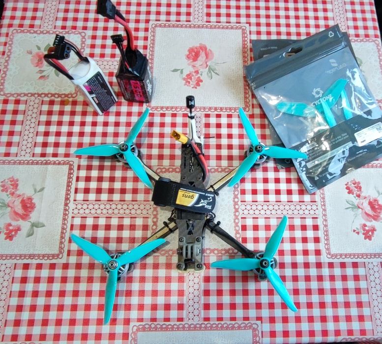 Продавам 5 inch FPV дрон 4s DJI