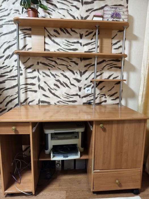 Продам письменный стол  с верхними полками