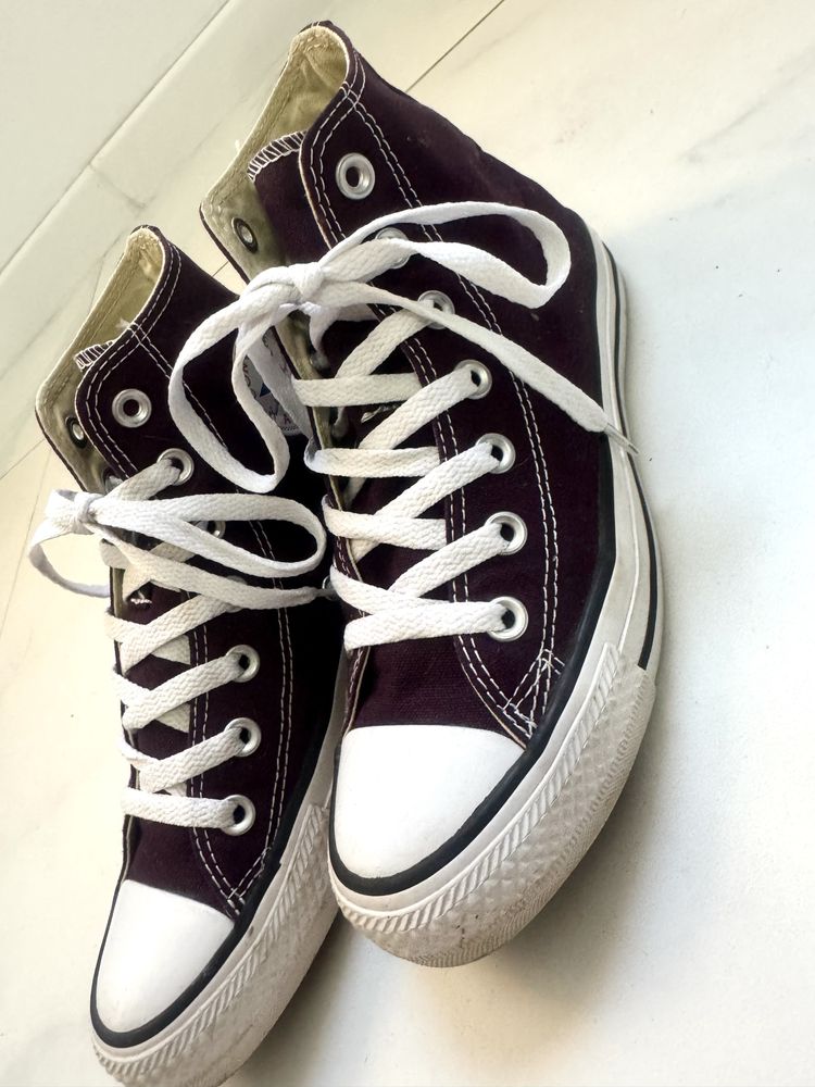 Se pune la vanzare perechea de sneakersi CONVERSE Visinii originali !!