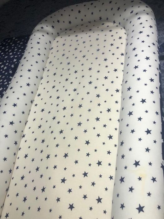 Vând set babynest Marianne's alb cu albastru și stelute