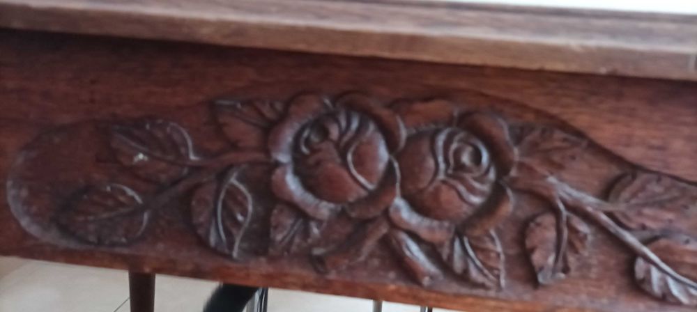 Masa deosebita de lemn