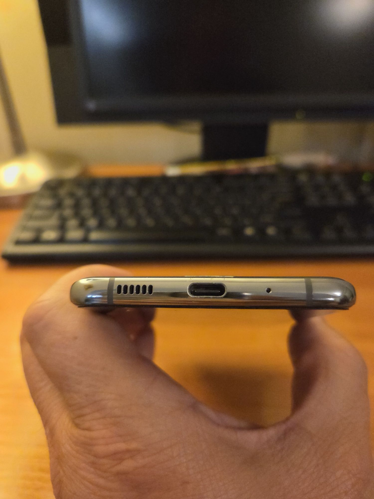 Продавам Samsung S20 + Cosmic Gray