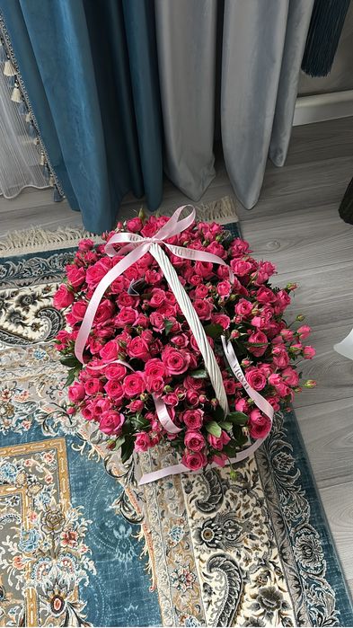 Большой букет кустовых роз