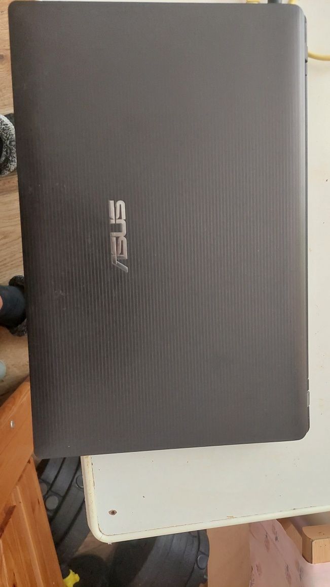 Vând laptop folosit