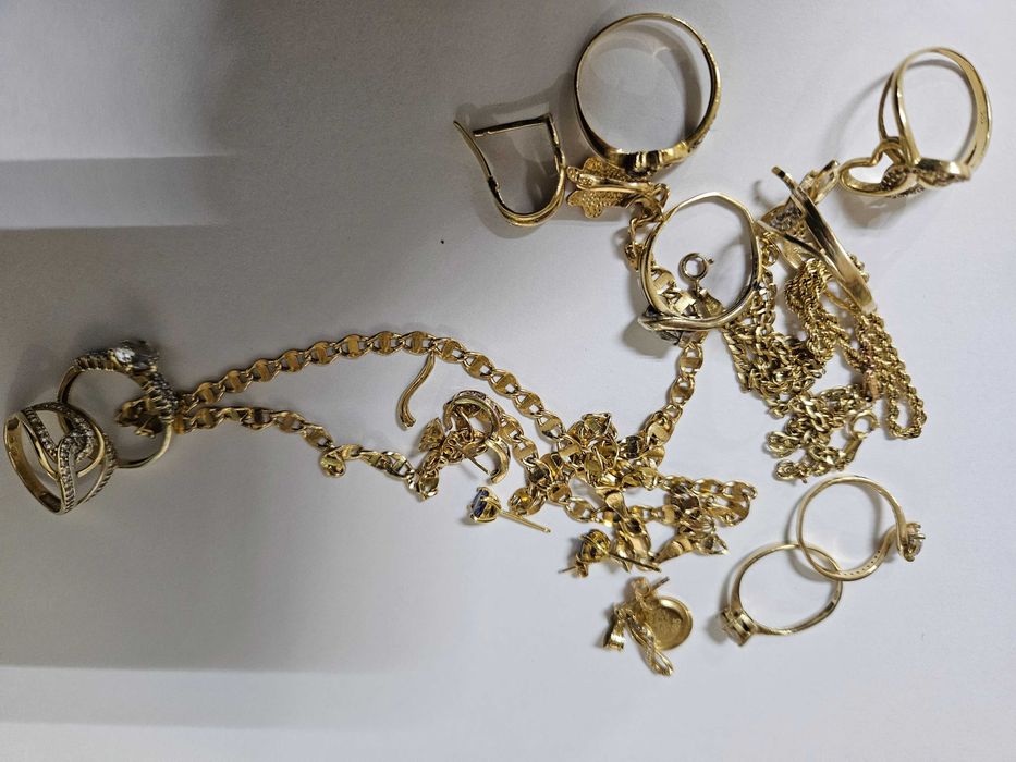 Aur 14K, fragmente, 40 grame, 300lei Gramul.