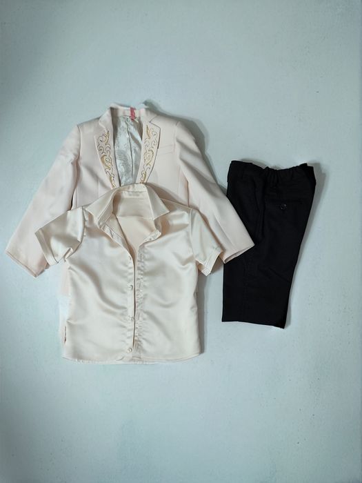 Продам 2 детских одинаковых  костюма тройка на мальчиков 6 лет и 3 год