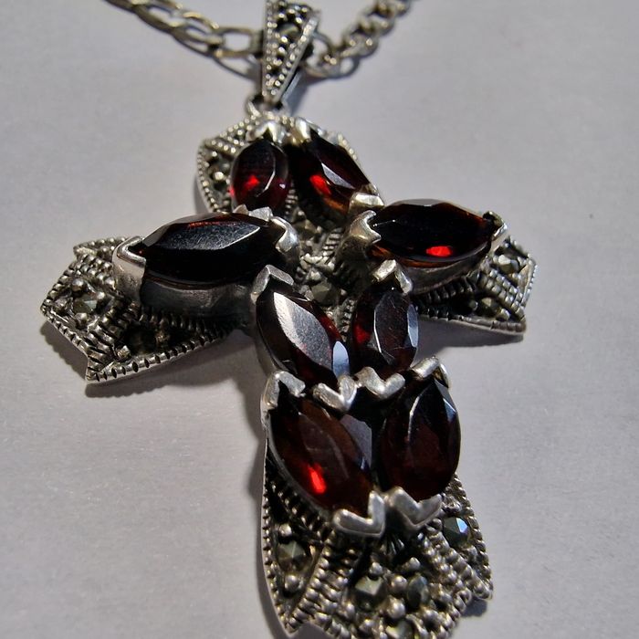 Pandativ masiv/lant cu cruce argint 925 cu granate si marciste natural