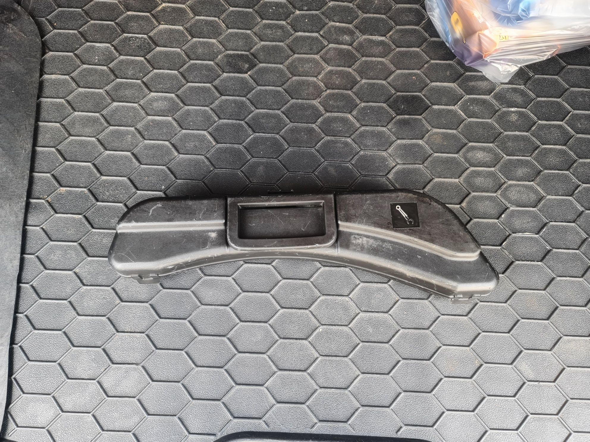 Комплект ключ, кука, гаечен ключ 10-13мм, отвертка, щипка за AUDI/VW