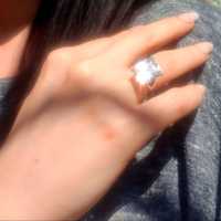 Сребърен пръстен с покритие бяло злато .