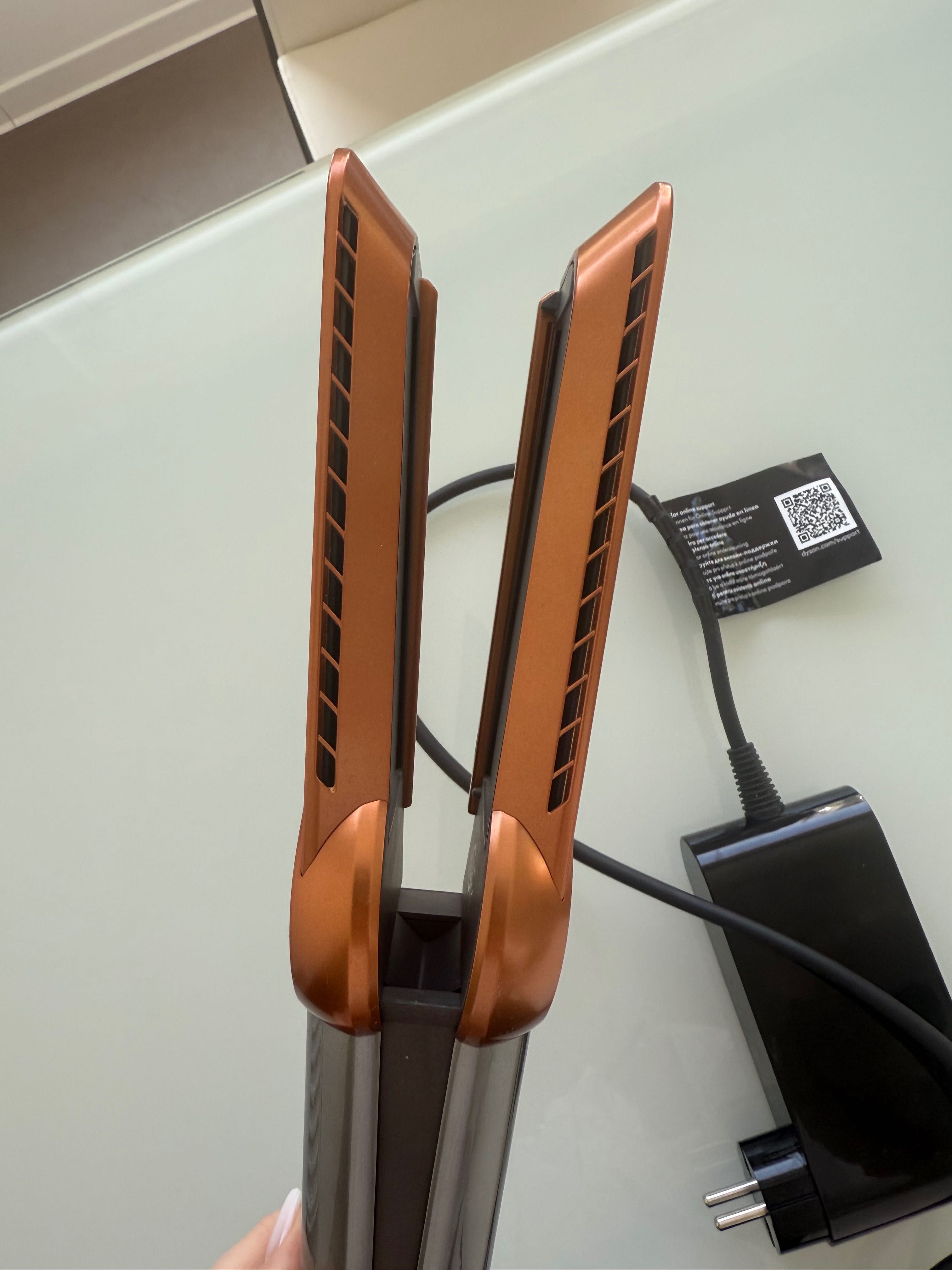 Aparat îndreptat părul Dyson airstrait