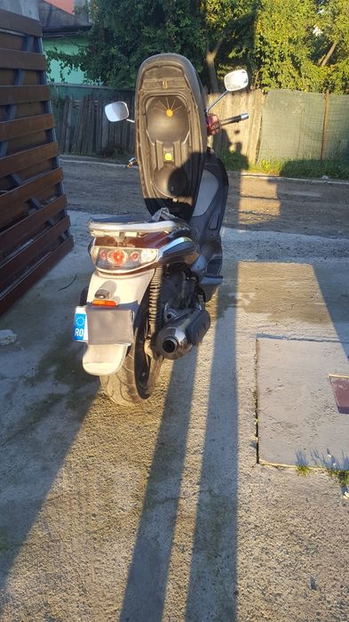 Vând (schimb)scuter Piaggio Beverly motor 500 . An 2005
