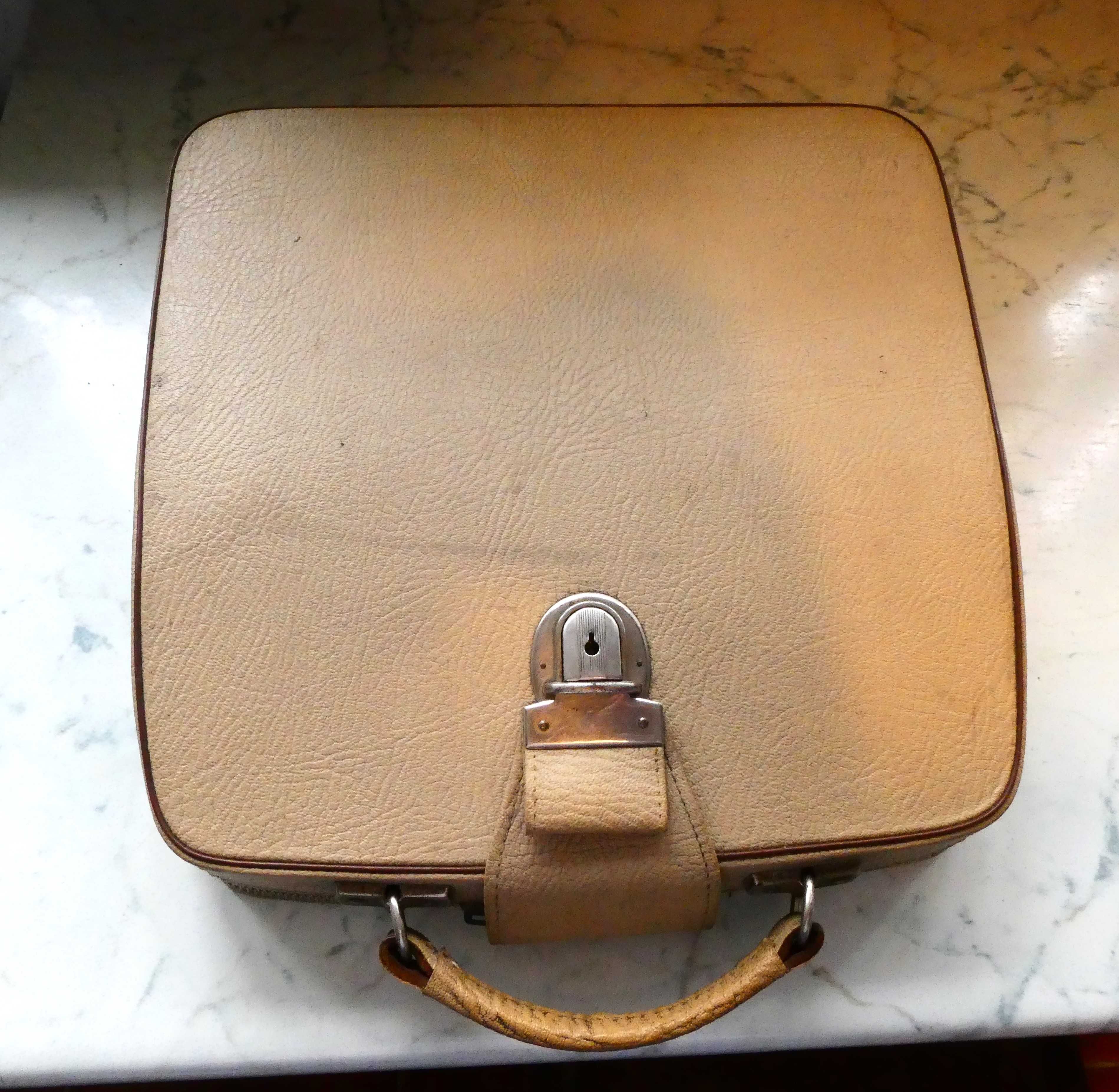 Mașină de scris portabilă, Consul 232, cu geanta ei