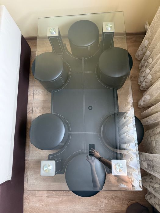 Masa living de sticlă groasă cu 6 tabureti incluși