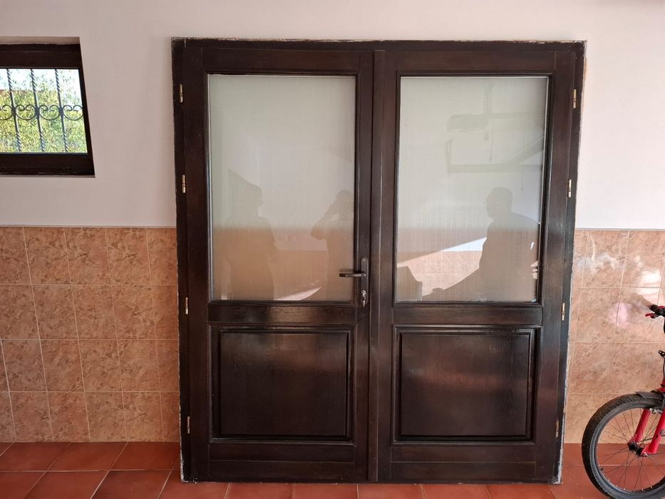 Vând ușă lemn masiv.