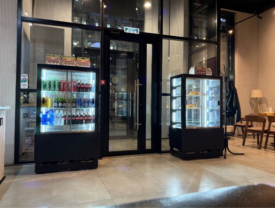 Витрины кондитерские высокие 1,56 м холодильная и выставочная