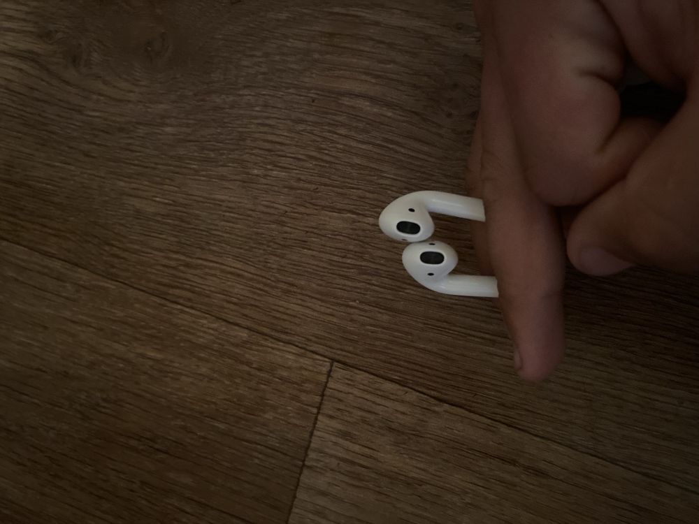 AirPods 2 поколение заряд коробка есть плюс подарок чехол без царапин.