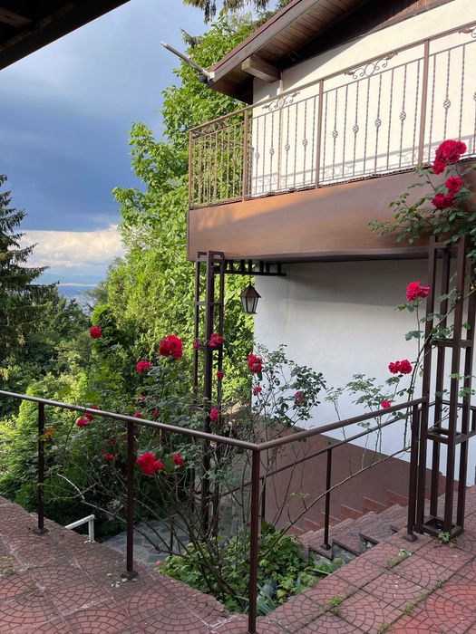 Тристаен апартамент - етаж от къща в кв. Бояна