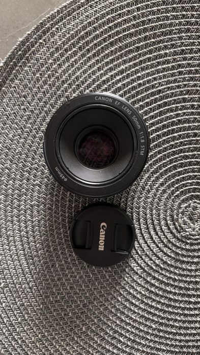 Canon EOS 2000D + obiectiv Canon 50mm