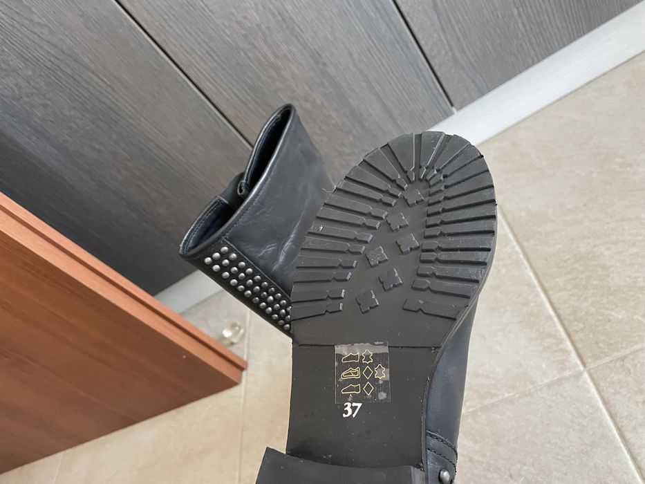 Cizme piele superbe,negre cu capse,noi,marime 37,talpa plata