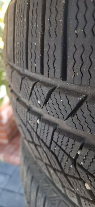 Vând anvelope de iarnă 225/50 R17 rulate 1500km